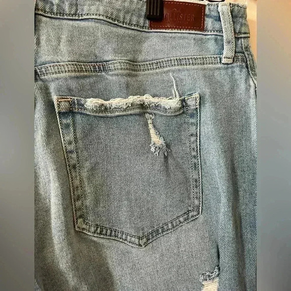 Hollister Curvy High Rise Mom Jean Size 13 - Picture 14 of 16